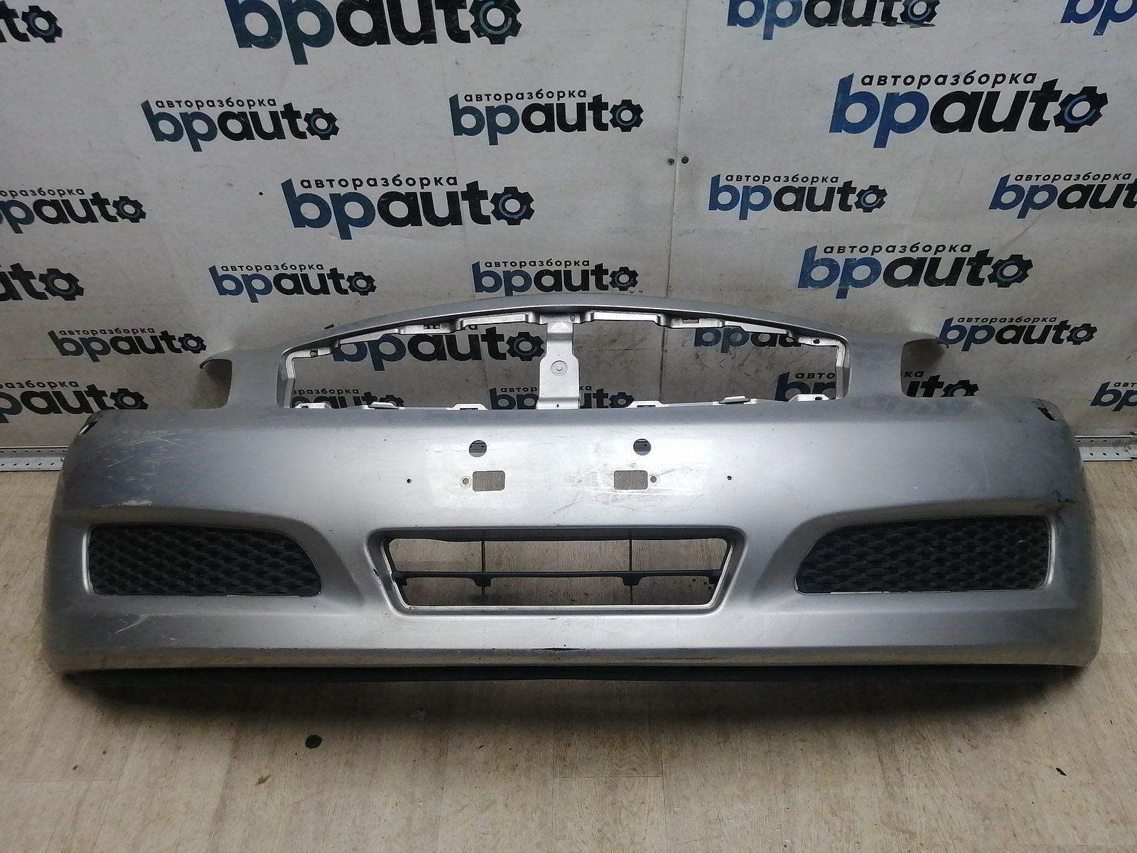 Пример детали Бампер передний, до 2010г; без паркт.; под омыват. (62022-JK60H); Infiniti G (2006-2013) /AA045733/ БУ; Неоригинал; Р1, Мелкий дефект; 