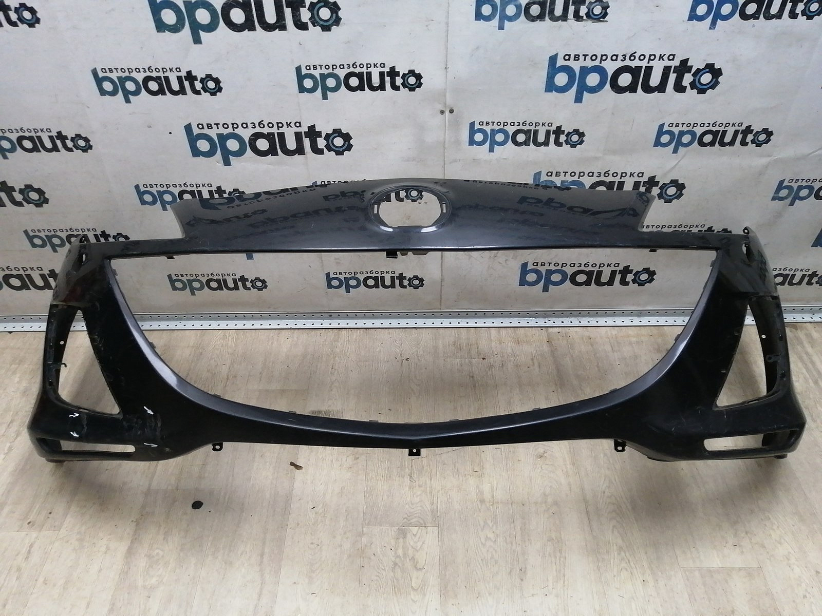 Пример детали Бампер передний; без паркт.; под омыват. (BCW8-50031); Mazda 3 II (BL) Sedan (2009-2011), II (BL) HB (2009-2011) /AA045770/ БУ; Оригинал; Р1, Мелкий дефект; 