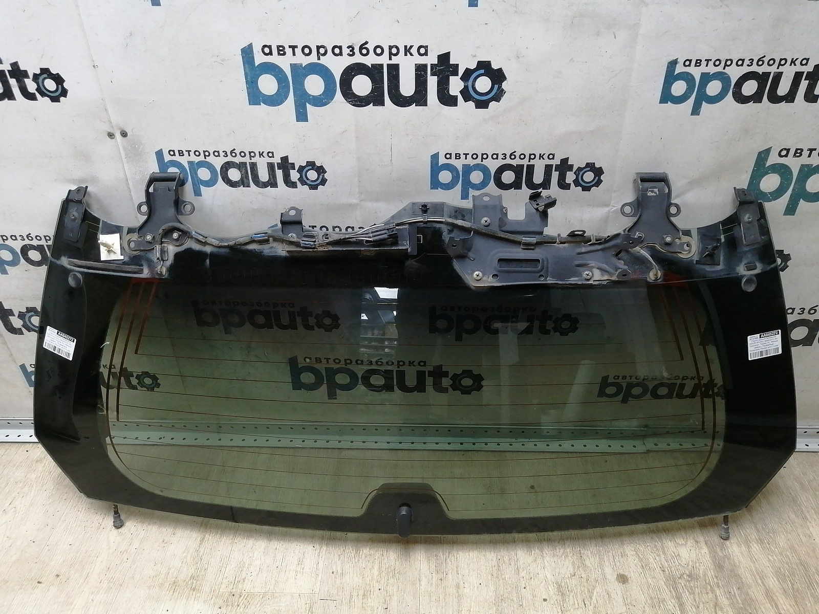 Пример детали Стекло крышки багажника (68105-60190); Toyota Land Cruiser Prado 150 (2010 — 2013), 150 рест. (2013 — 2017), 150 рест.2 (2017- 2020), 150 рест.3 (2020- 2023), Lexus GX460 II (2009 — 2013), II рест. (2013 — 2019), II рест.2 (2019- 2023) /AA045272/ БУ; Оригинал; Р1, Мелкий дефект; 