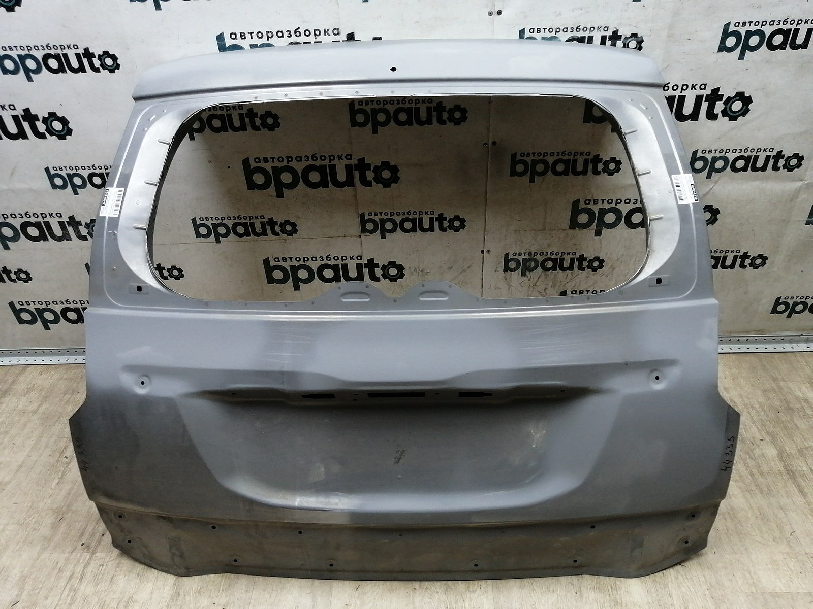 Пример детали Крышка багажника (5801C508); Mitsubishi Pajero Sport III рест. (2019-н.в.) /AA044335/ Нов с деф; Оригинал; Р1, Мелкий дефект; 