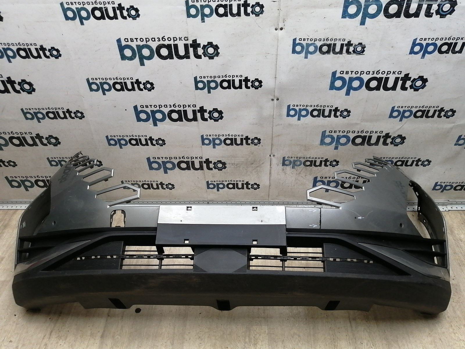 Пример детали Бампер передний; под паркт.; без омыват. (602002155AA); Omoda C5 (2022- н.в.) /AA045853/ БУ; Оригинал; Р1, Мелкий дефект; 