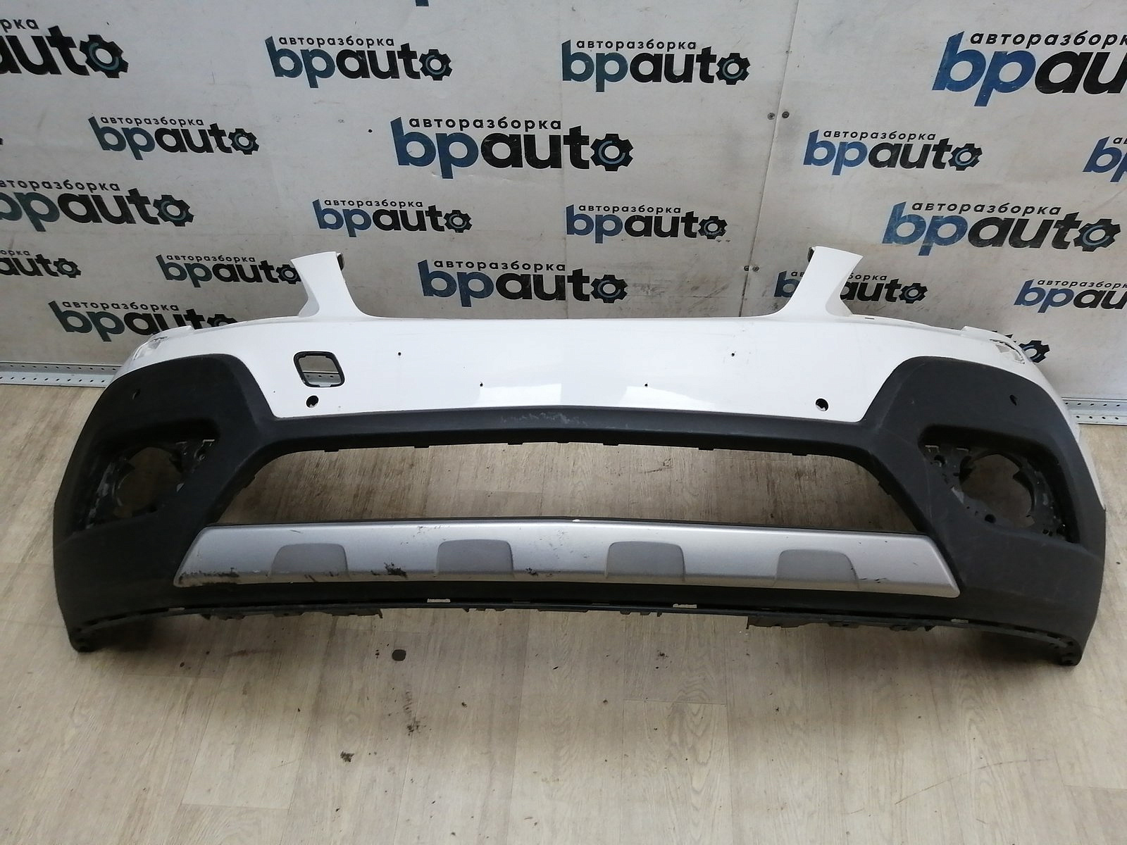 Пример детали Бампер передний; под паркт.; под омыват. (95122388); Opel Mokka (2012 - 2015) /AA044918/ БУ; Оригинал; Р1, Мелкий дефект; 