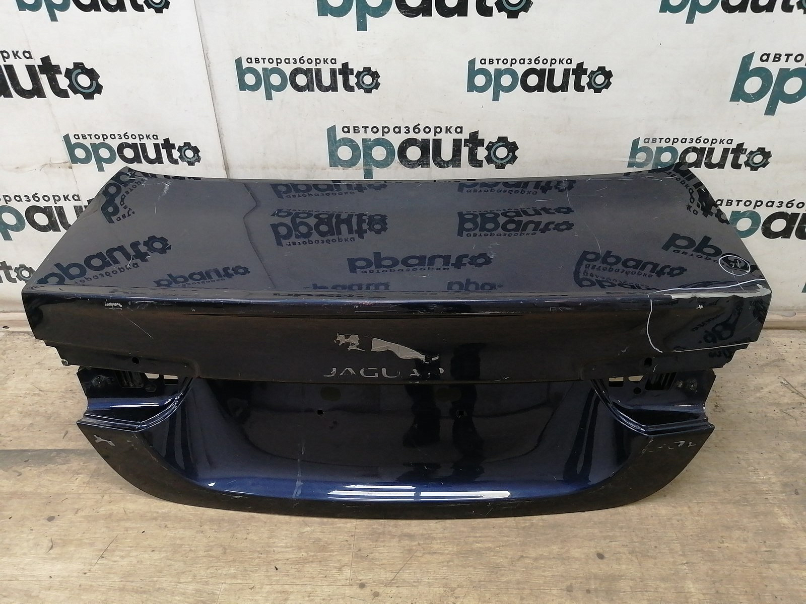 Пример детали Крышка багажника (T4N3190); Jaguar XE I (2015-2019) /AA037981/ БУ; Оригинал; Р2, Удовлетворительное; 