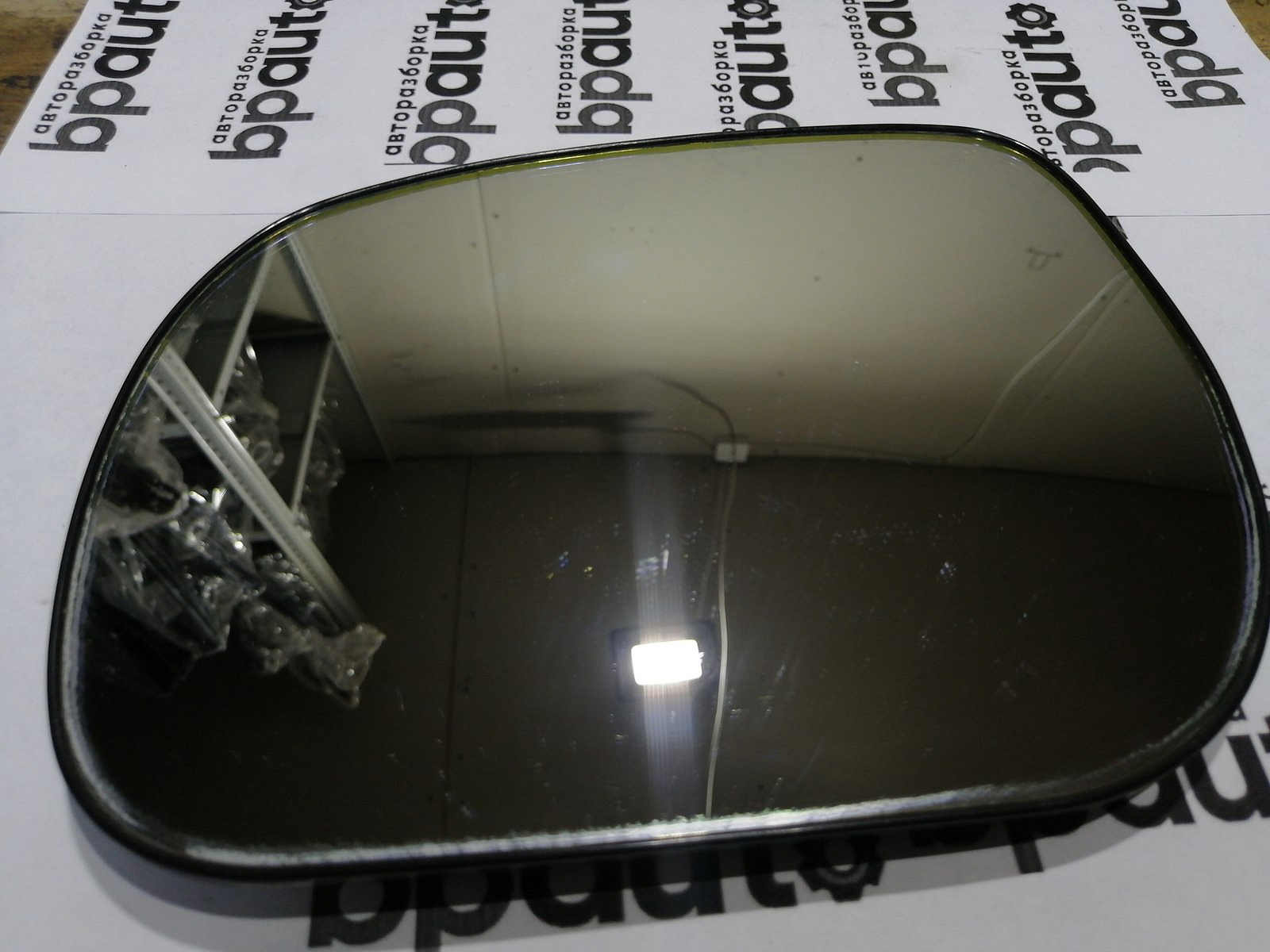 Пример детали Зеркальный элемент левый (87961-42780); Toyota Rav4 35 (2010 — 2013), 30 рест. V 2.0 (2009 - 2010), 30  V 2.0 (2006 - 2009), 30  V 2.4 (2006 - 2009), 30 рест. V 2.4 (2009 - 2010) /AA045082/ БУ; Оригинал; Р1, Мелкий дефект; 
