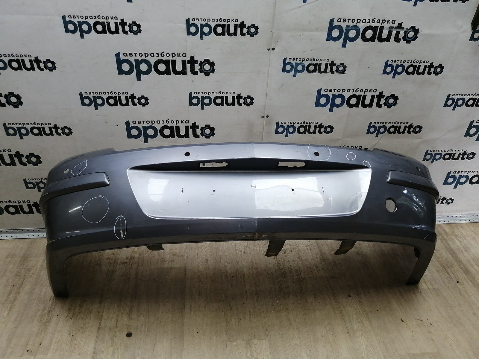 Пример детали Бампер задний; под паркт. (94703454); Opel Astra H Sedan (2005 — 2008), H рест. Sedan (2008 — 2015) /AA044784/ БУ; Оригинал; Р1, Мелкий дефект; 