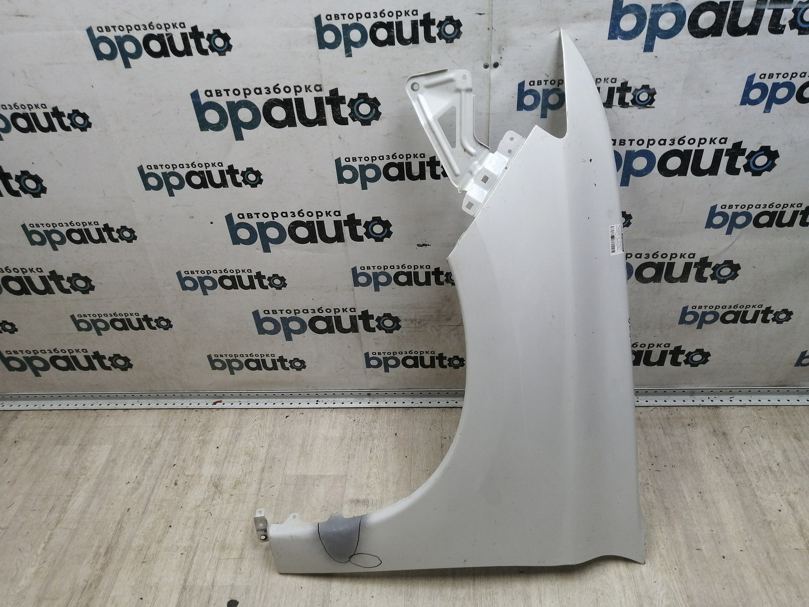 Фотография детали BA000302; Крыло левое, без повторителя, без расширителя (5220G975) для Mitsubishi Outlander/БУ; Оригинал; Р1, Мелкий дефект; . Фото номер 1