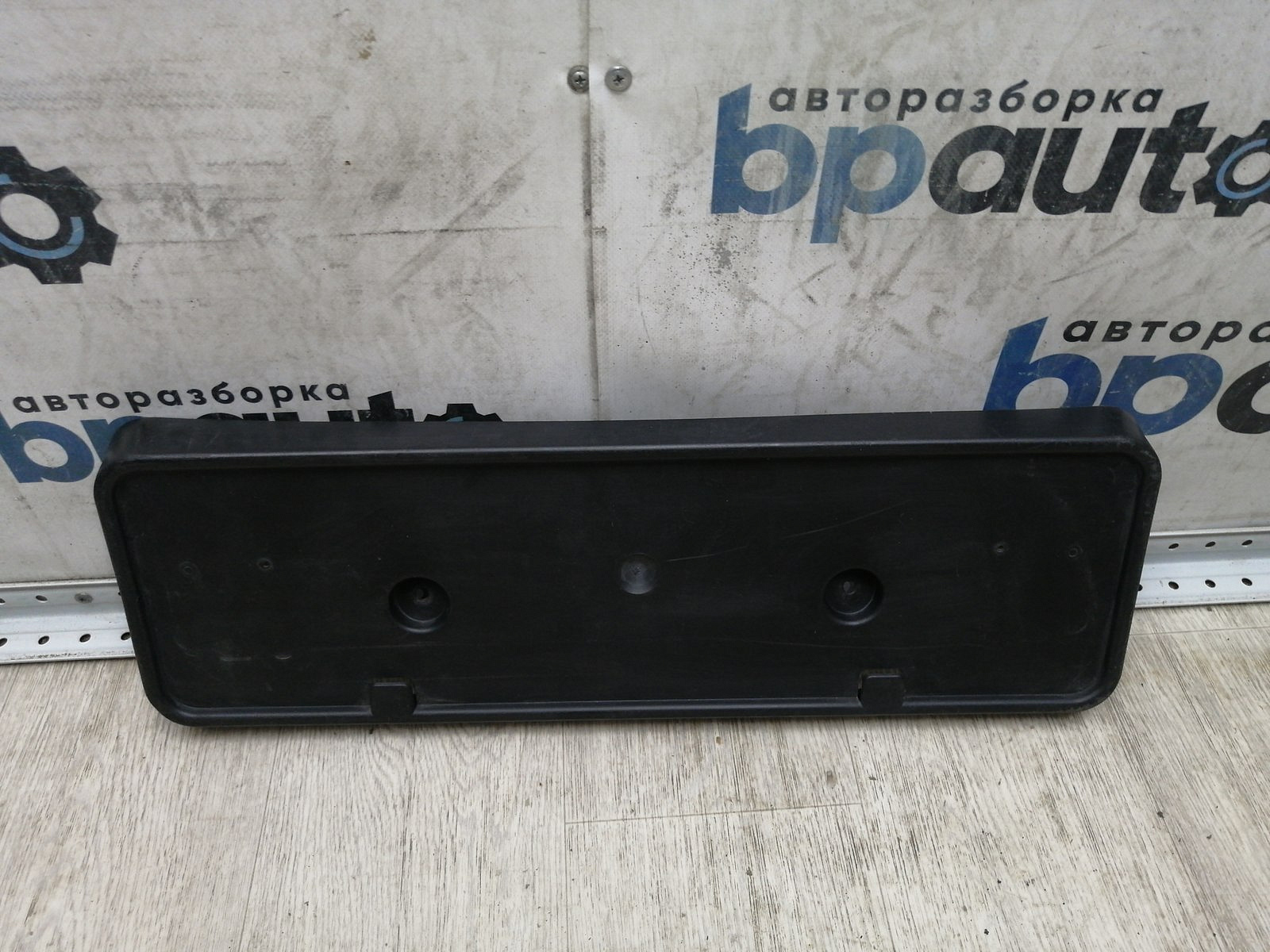 Пример детали Площадка под номер (BB53-17A385); Ford Explorer V (2011-2015) /AA045450/ БУ; Оригинал; Р1, Мелкий дефект; 