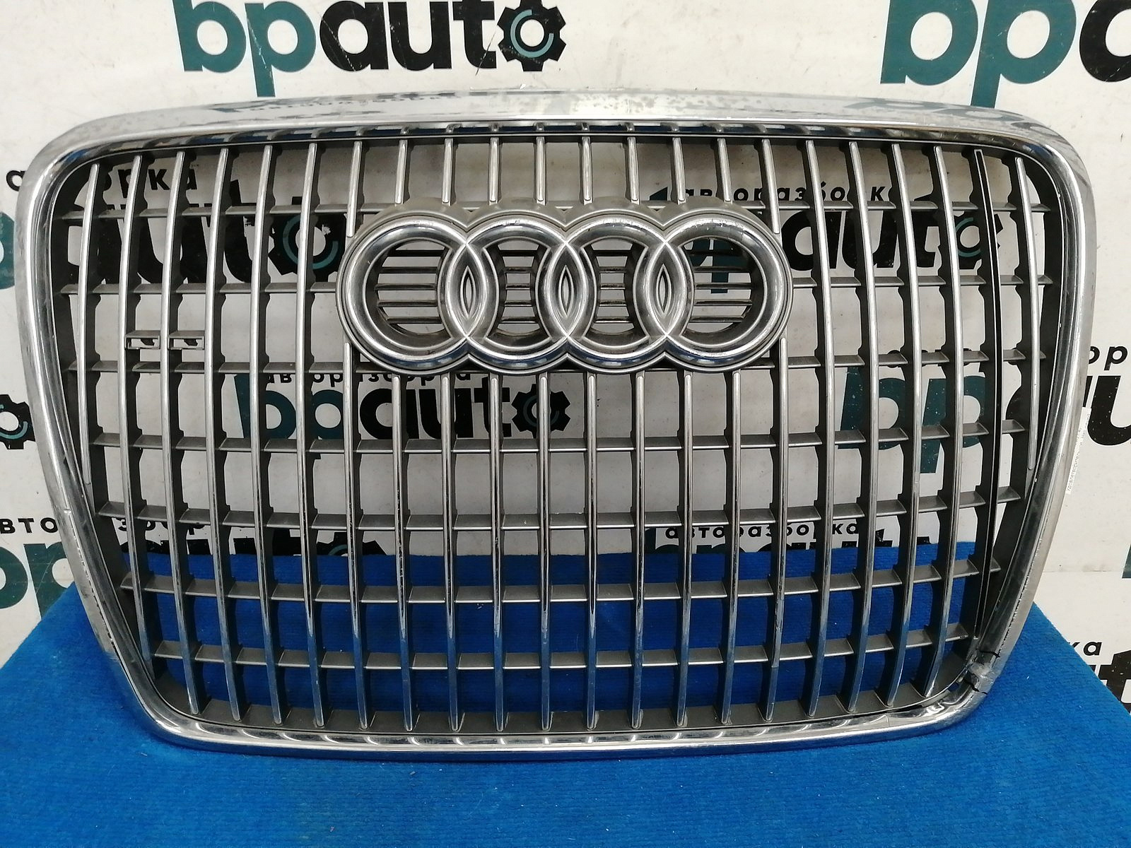 Фотография детали AA042857; Решётка радиатора (4F0 853 651 AA) для Audi A6 III (C6) рест. Sedan (2008-2011)/БУ; Оригинал; Р2, Удовлетворительное; . Фото номер 1