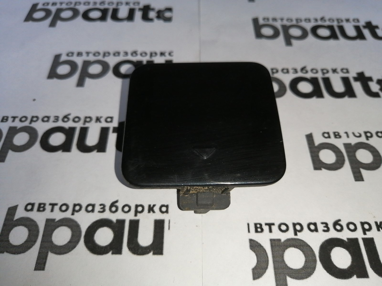 Фотография детали AA045311; Заглушка буксир.крюка переднего бампера (51117033700) для BMW 5 серия Е60 Е61/БУ; Оригинал; Р1, Мелкий дефект; . Фото номер 1