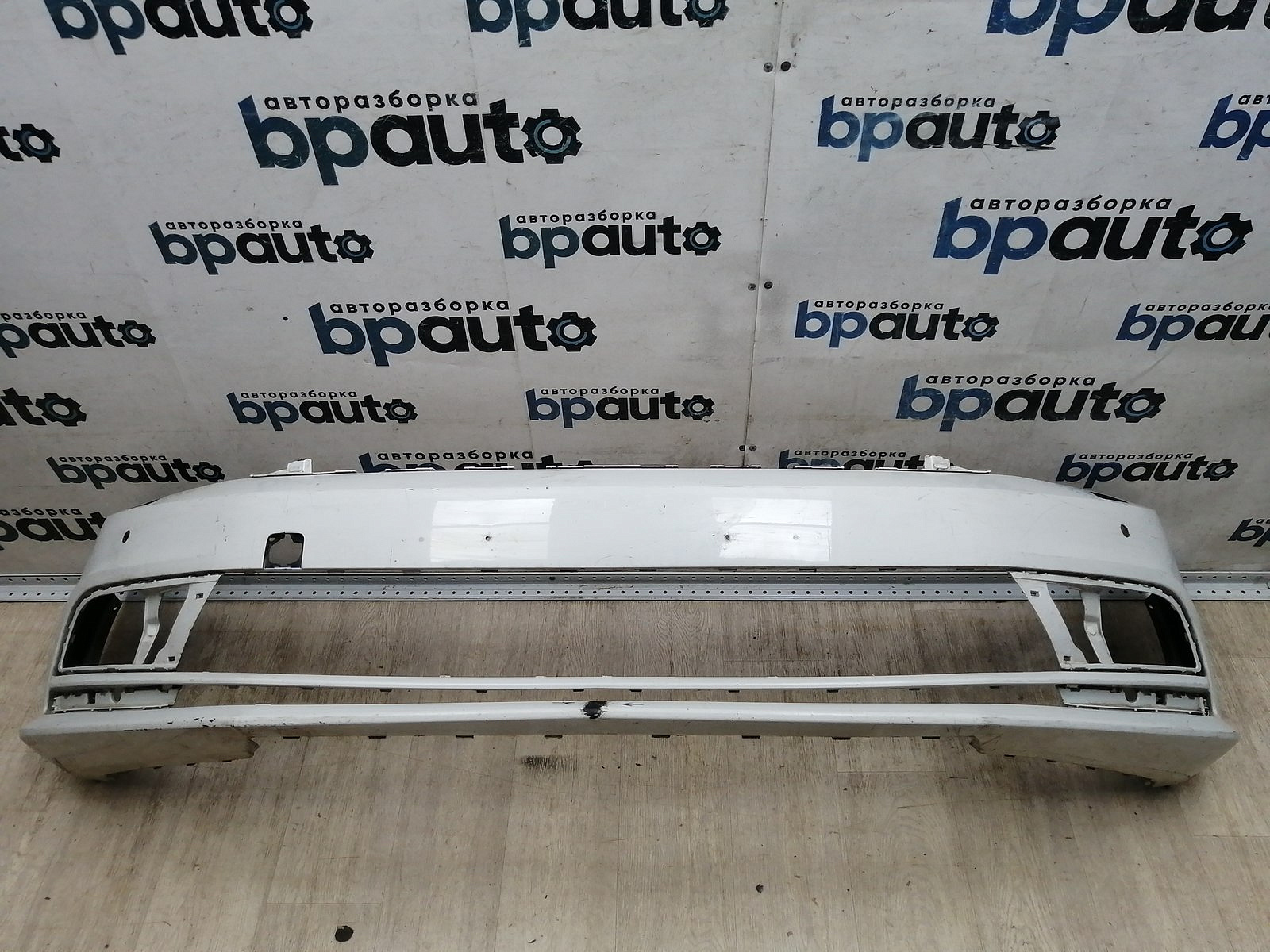 Пример детали Бампер передний; под паркт.; под омыват. (5СU807221A); Volkswagen Jetta VI рест. (2015-2018) /AA045690/ БУ; Оригинал; Р1, Мелкий дефект; 