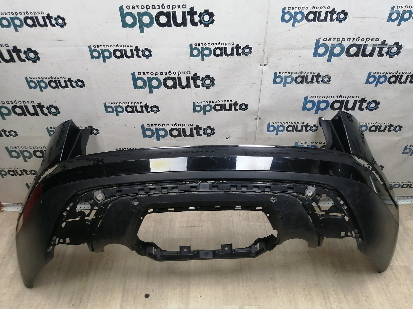 Пример детали Бампер задний; под паркт. (J8A2-17A958-AB); Land Rover Range Rover Velar L560 (2017 - 2023) /AA045899/ БУ; Оригинал; Р1, Мелкий дефект; 