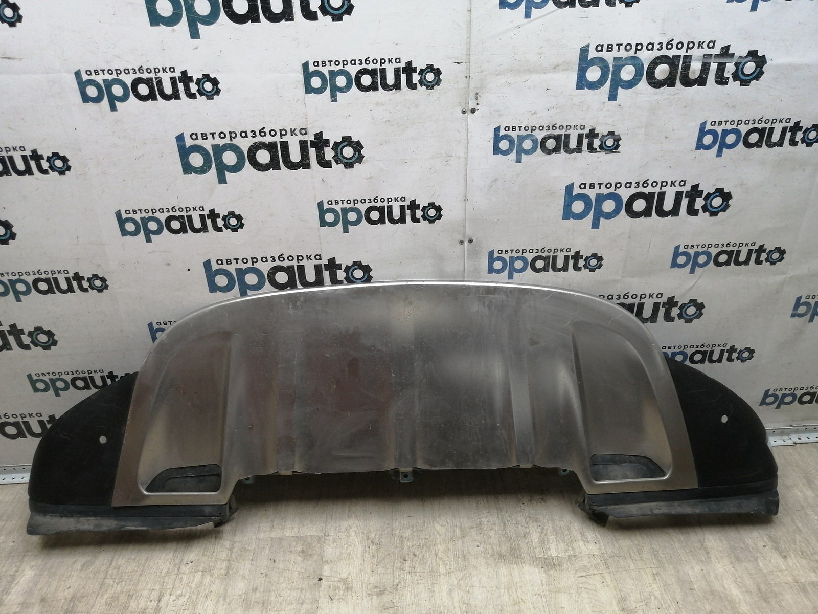 Пример детали Юбка переднего бампера (7P5807061); Porsche Cayenne II (958) (2010-2014) /AA045346/ БУ; Оригинал; Р1, Мелкий дефект; 