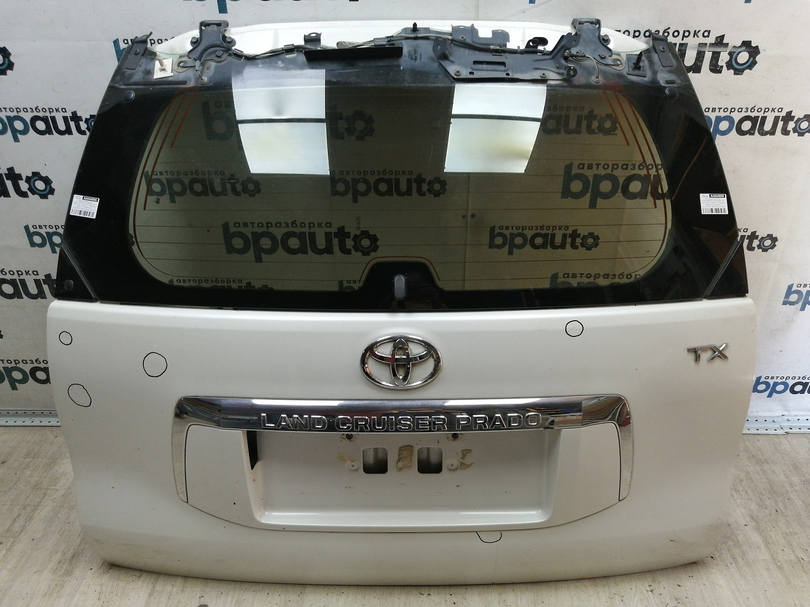 Пример детали Крышка багажника (67005-60F50); Toyota Land Cruiser Prado 150 (2010 — 2013) /AA044896/ БУ; Оригинал; Р1, Мелкий дефект; (070) Белый перламутр 3х. сл.