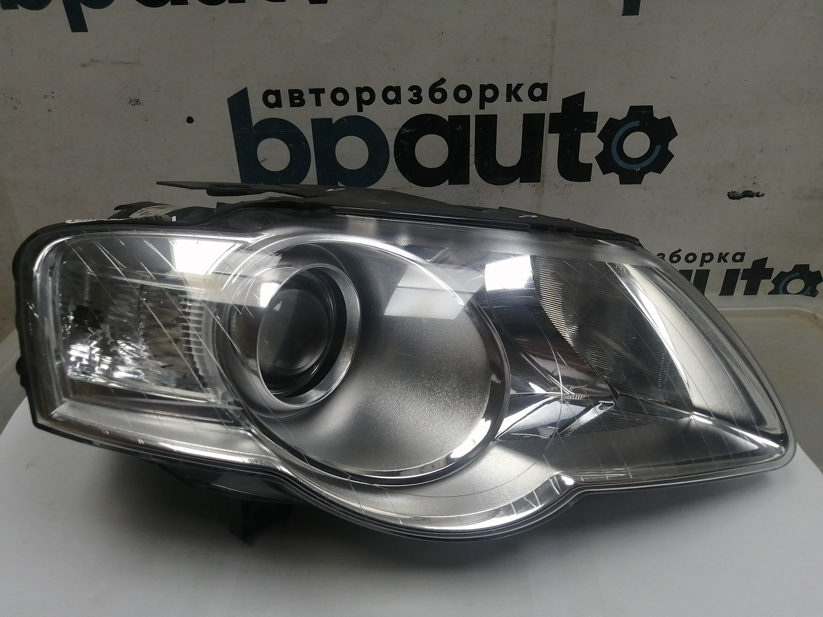 Пример детали Фара галоген правая (3C0941006 AB); Volkswagen Passat B6 Sedan (2005-2010), B6 Wagon (2005-2010) /AA046038/ БУ; Оригинал; Р1, Мелкий дефект; 