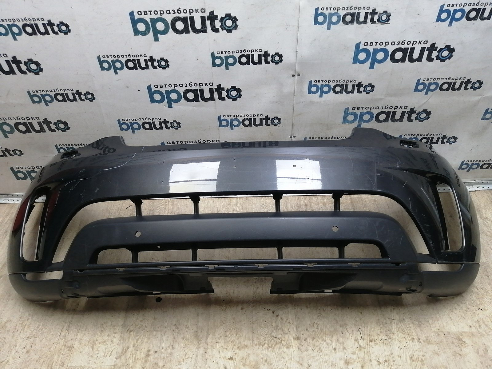 Пример детали Бампер передний; под паркт.; под омыват. (HY32-17F003-AAW); Land Rover Discovery V L462 (2017 - 2020) /AA045866/ БУ; Оригинал; Р1, Мелкий дефект; ДхШхВ 2,05х0,65х0,68; 