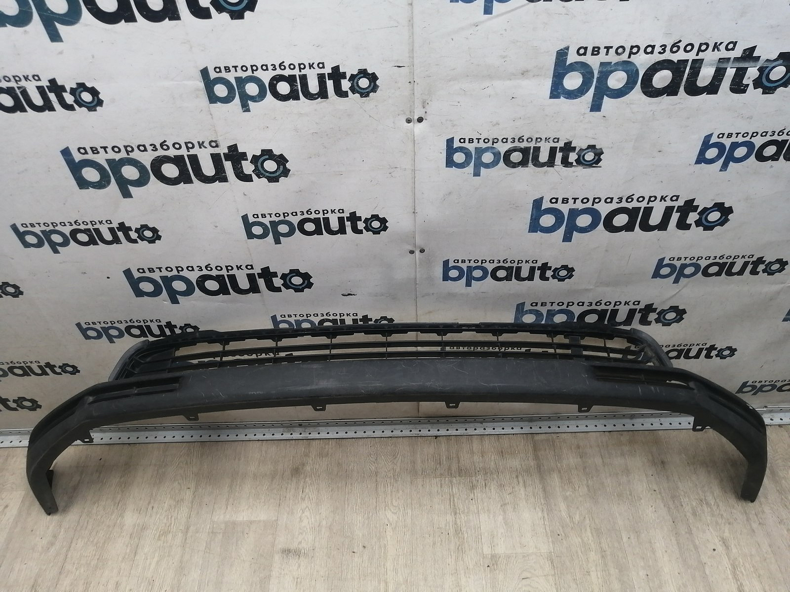 Пример детали Юбка переднего бампера (52129-0E010); Toyota Highlander III (2014 — 2016) /AA046001/ БУ; Оригинал; Р1, Мелкий дефект; 