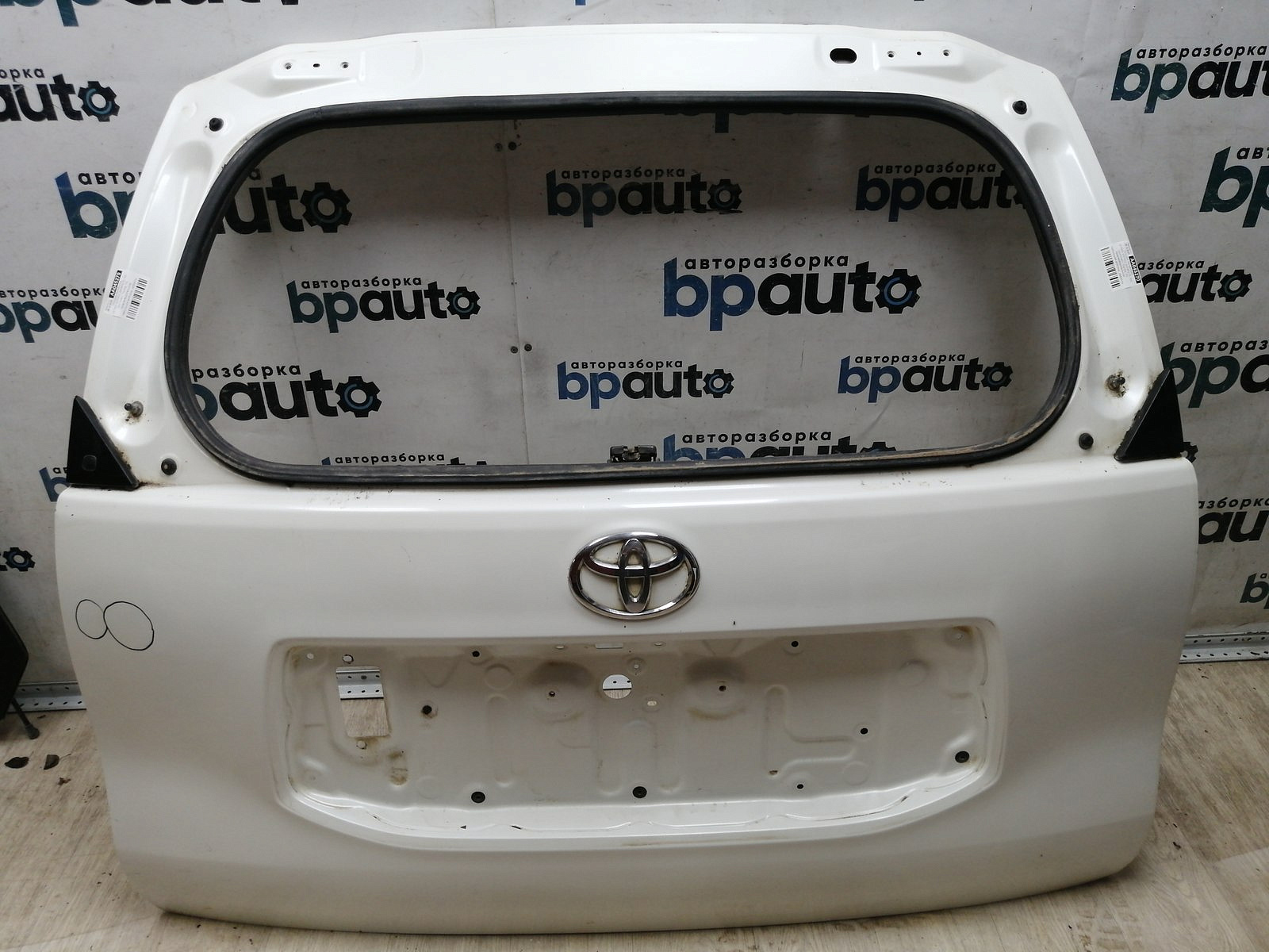 Пример детали Крышка багажника (67005-60F50); Toyota Land Cruiser Prado 150 (2010 — 2013) /AA045270/ БУ; Оригинал; Р2, Удовлетворительное; 