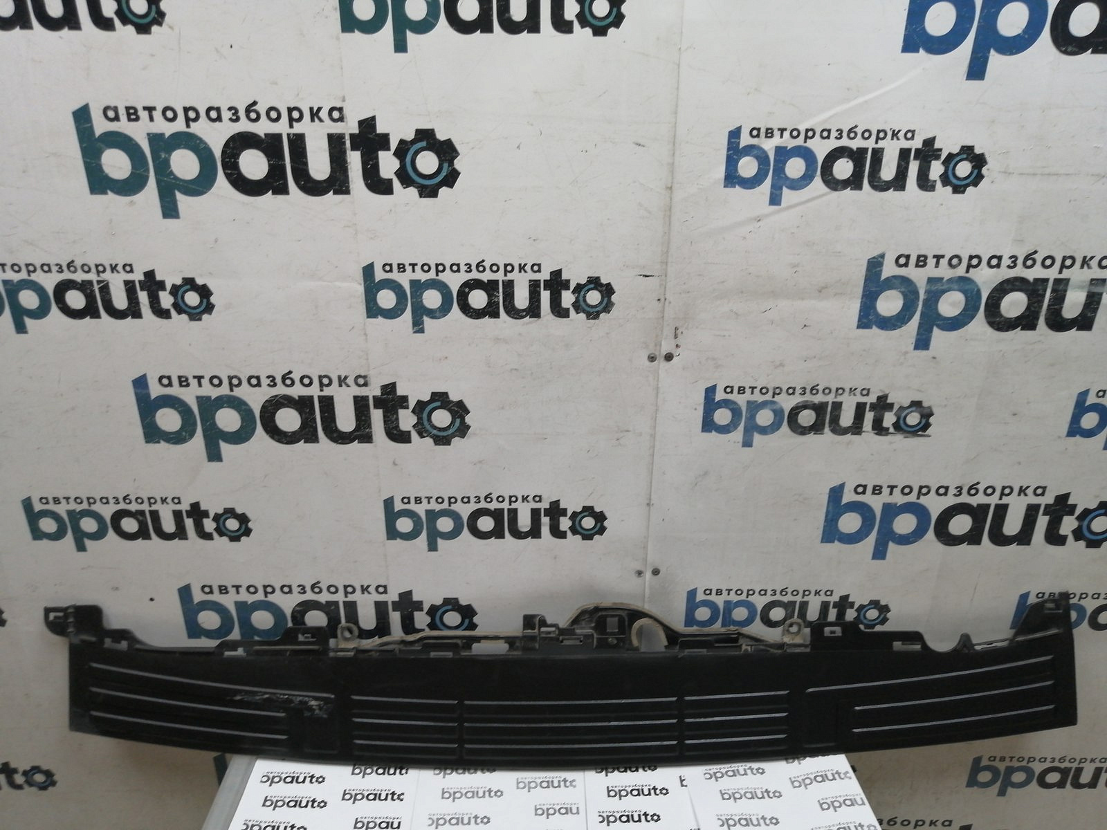 Пример детали Накладка заднего бампера, широкая (52162-60090 /50); Toyota Land Cruiser Prado 150 (2010 — 2013), 150 рест. (2013 — 2017), 150 рест.2 (2017- 2020), 150 рест.3 (2020- н.в.) /AA045210/ БУ; Оригинал; Р1, Мелкий дефект;