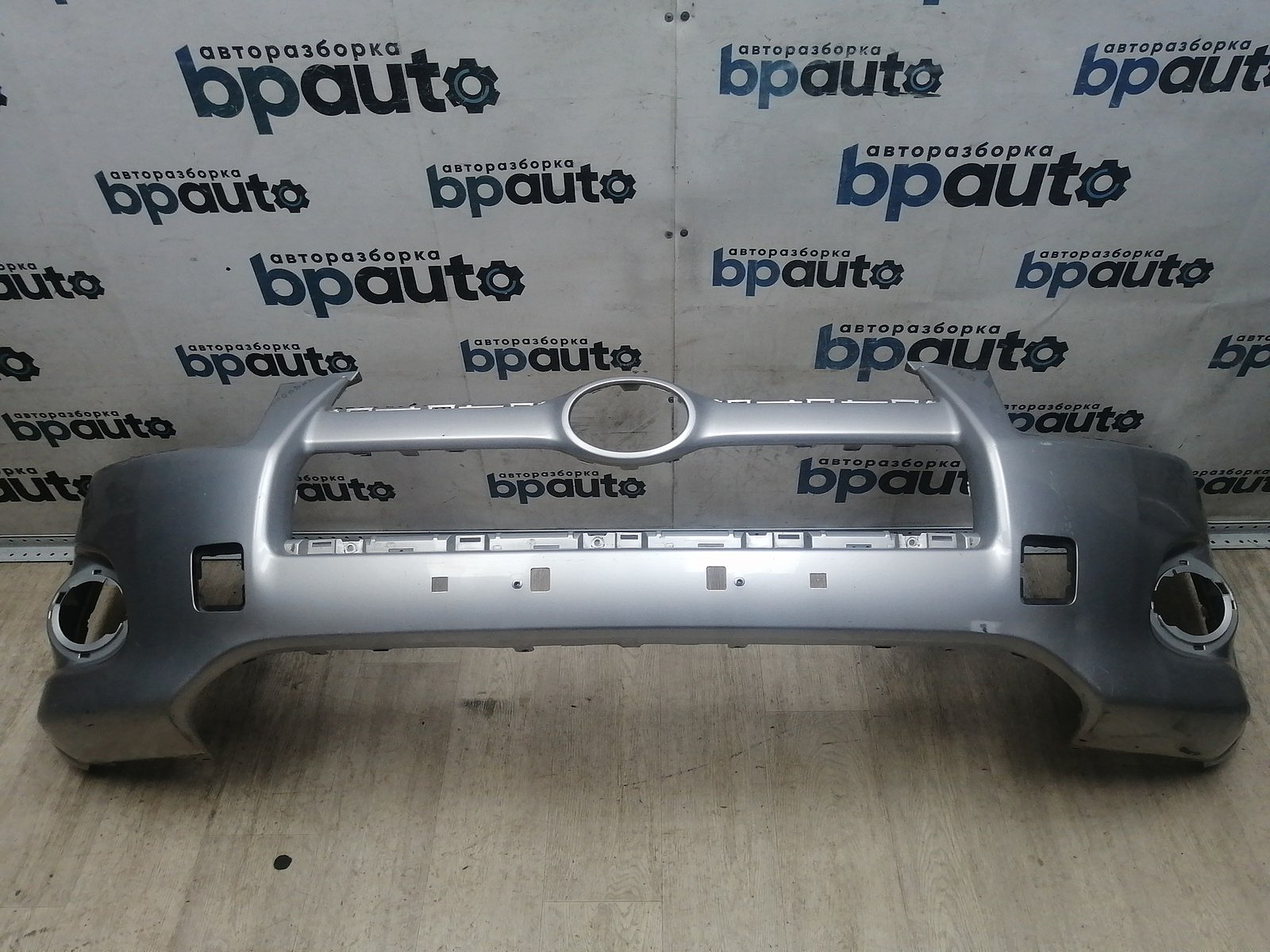 Пример детали Бампер передний; без паркт.; под омыват. (52119-42730); Toyota Rav4 30 рест. V 2.4 (2009 - 2010) /AA045778/ БУ; Оригинал; Р1, Мелкий дефект; 