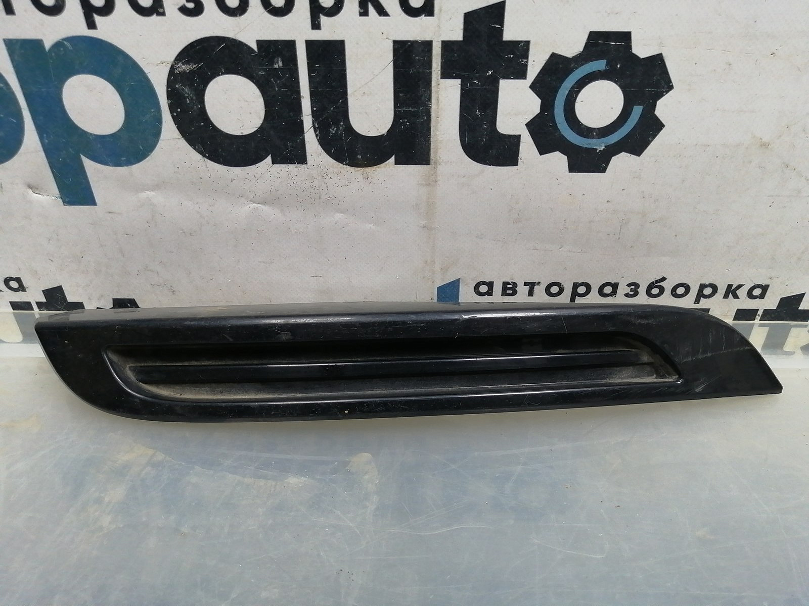 Фотография детали AA045579; Накладка переднего бампера левая (L8A2-17D750-AA) для Land Rover Range Rover Velar L560 (2017 - 2023)/БУ; Оригинал; Р1, Мелкий дефект; . Фото номер 1