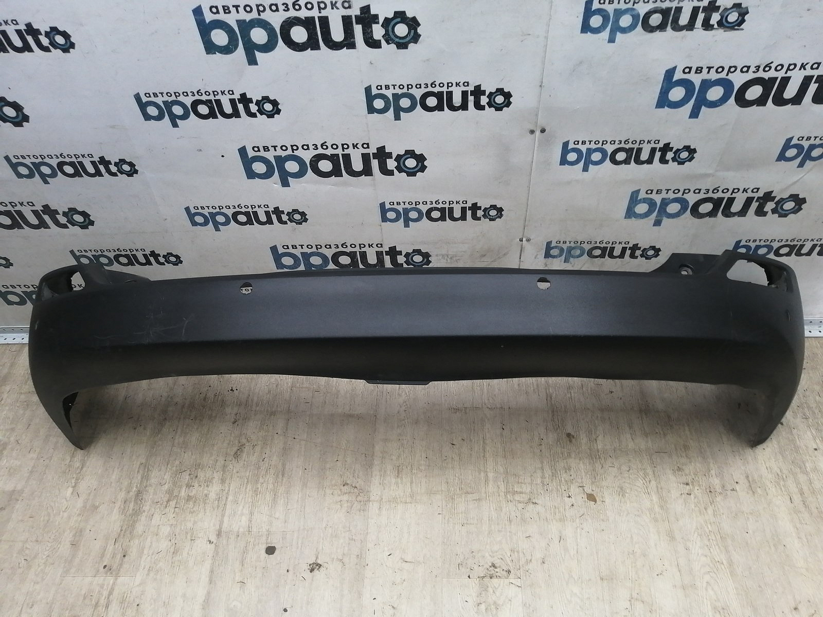 Пример детали Бампер задний; под паркт. (52159-42190); Toyota Rav4 40 (2013 — 2015) /AA044542/ БУ; Оригинал; Р1, Мелкий дефект; 