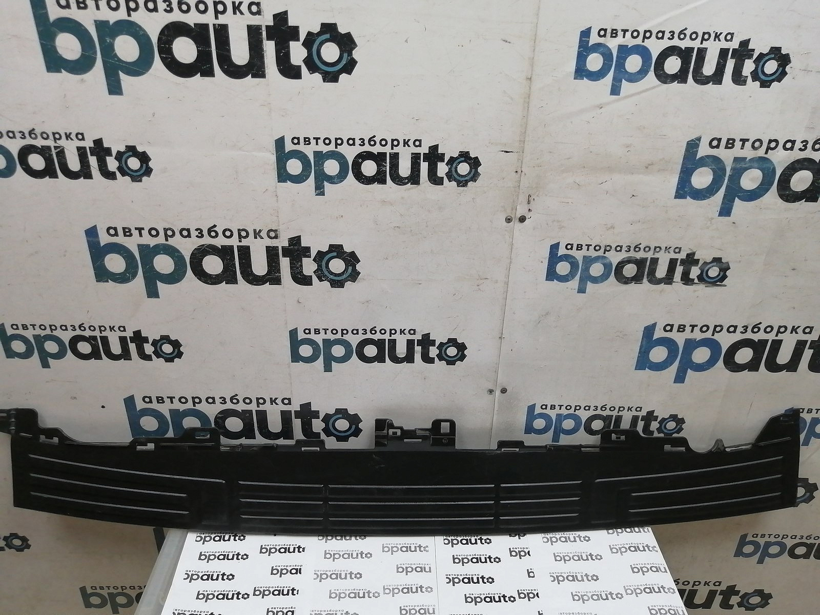 Пример детали Накладка заднего бампера, широкая (52162-60090 /50); Toyota Land Cruiser Prado 150 (2010 — 2013), 150 рест. (2013 — 2017), 150 рест.2 (2017- 2020), 150 рест.3 (2020- н.в.) /AA045212/ БУ; Оригинал; Р2, Удовлетворительное;