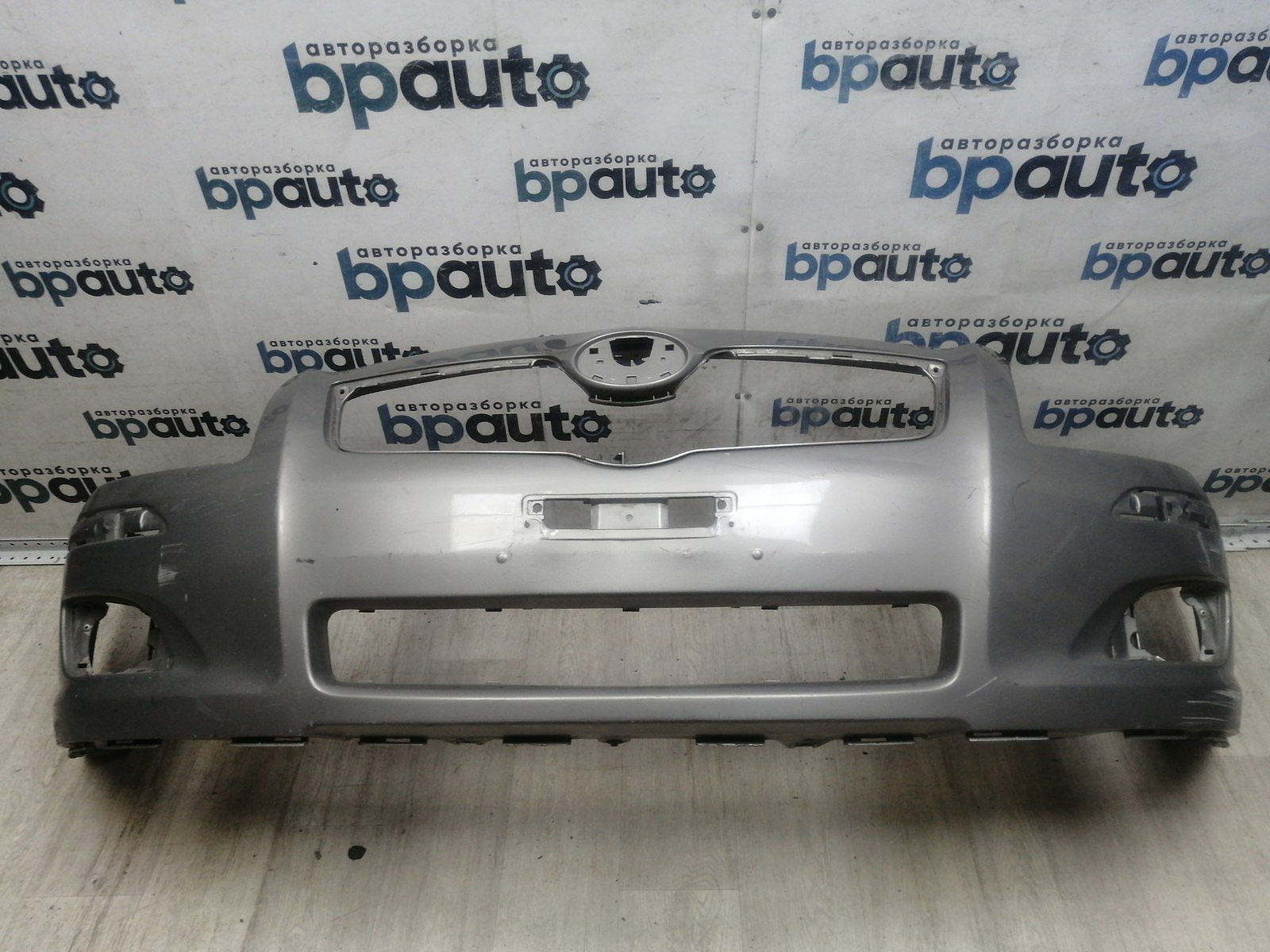 Фотография детали AA046195; Бампер передний; без паркт.; без омыват. (52119-05170) для Toyota Avensis/БУ; Оригинал; Р1, Мелкий дефект; . Фото номер 1