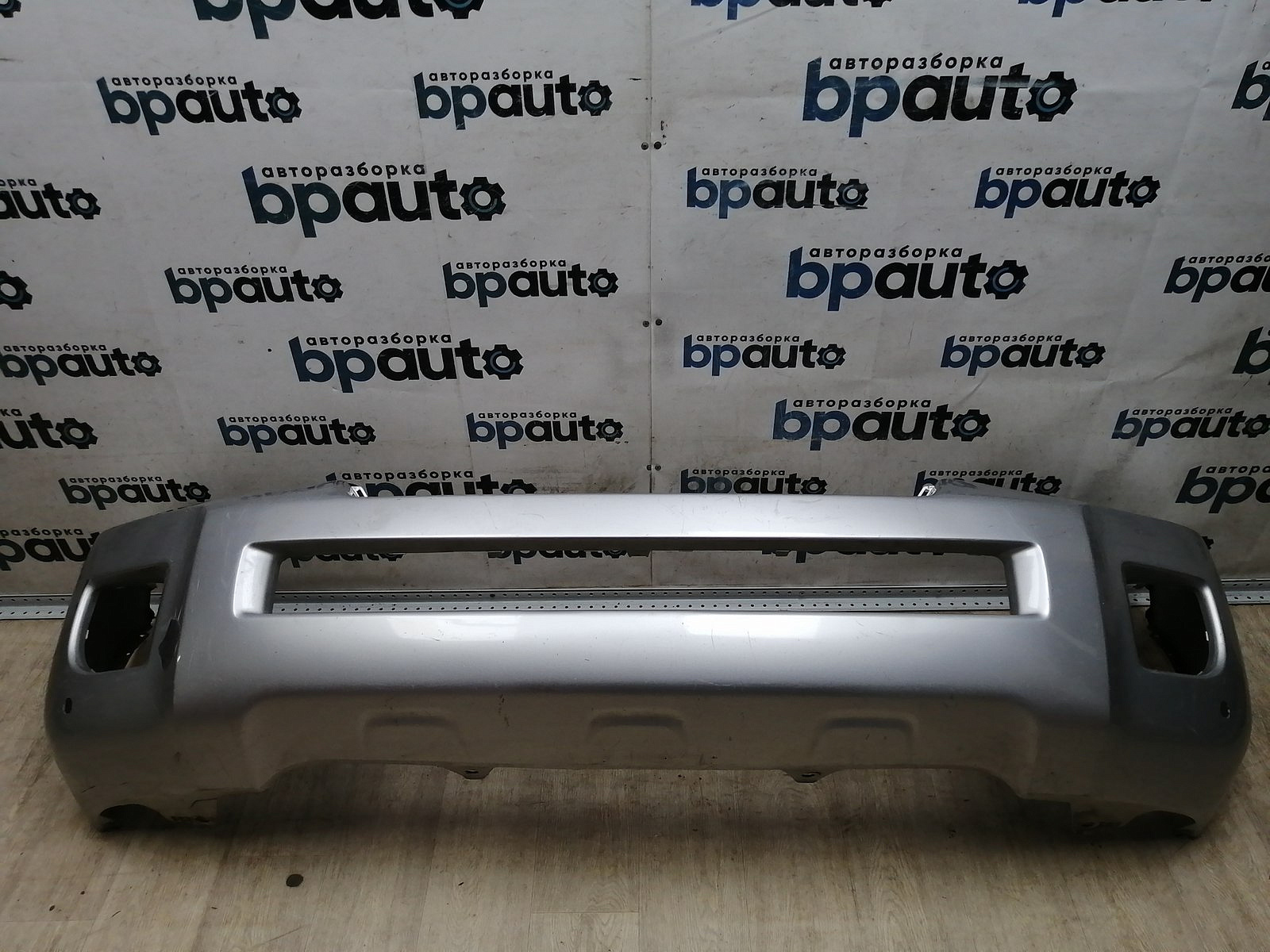 Пример детали Бампер передний; под паркт.; под омыват. (52119-60J00); Toyota Land Cruiser 200 рест. (2012 — 2015) /AA045331/ БУ; Оригинал; Р1, Мелкий дефект; 