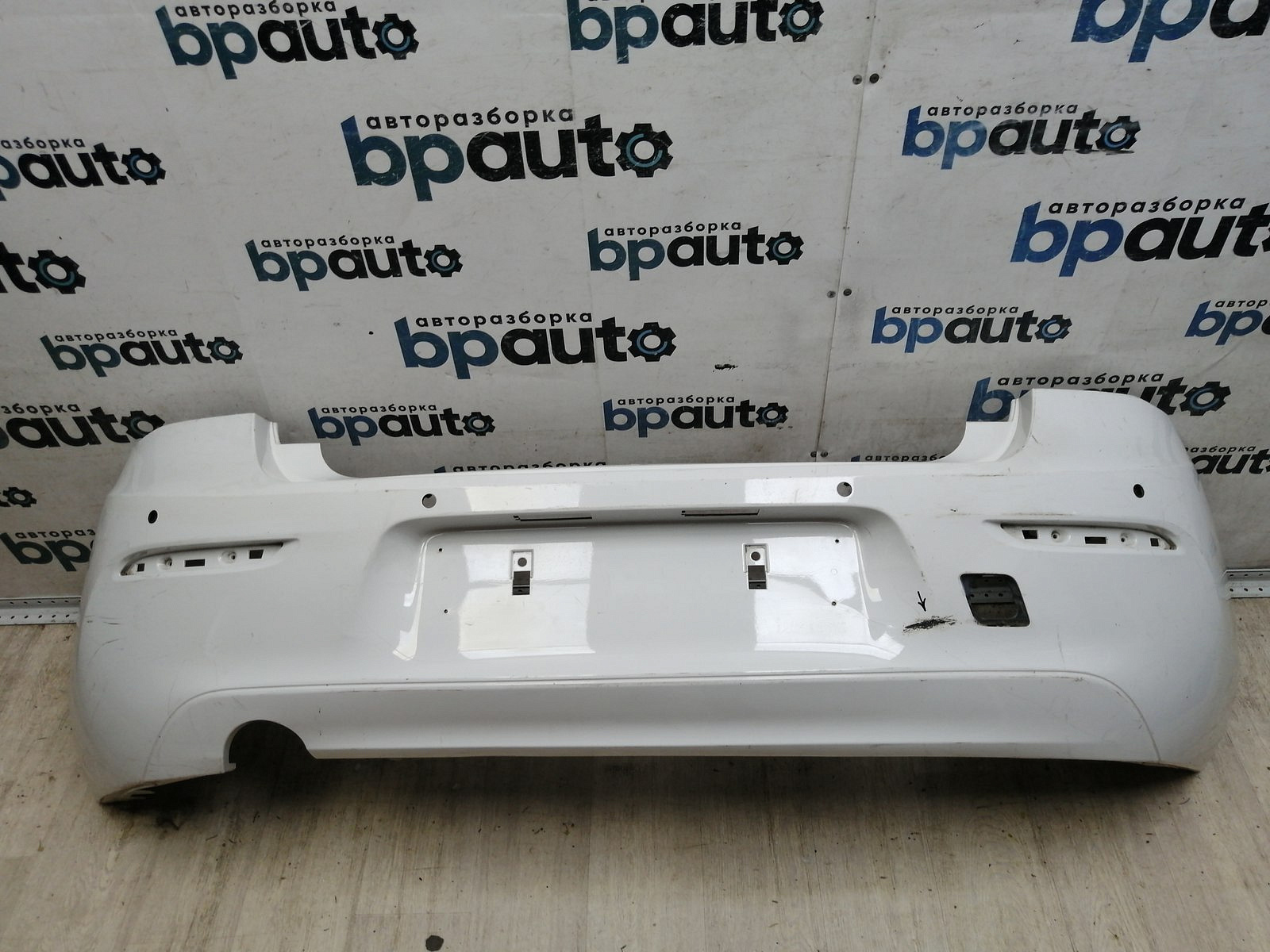 Фотография детали AA046472; Бампер задний; под паркт. (5112 7371752) для BMW 1 серия F21 F20/БУ; Оригинал; Р1, Мелкий дефект; . Фото номер 1