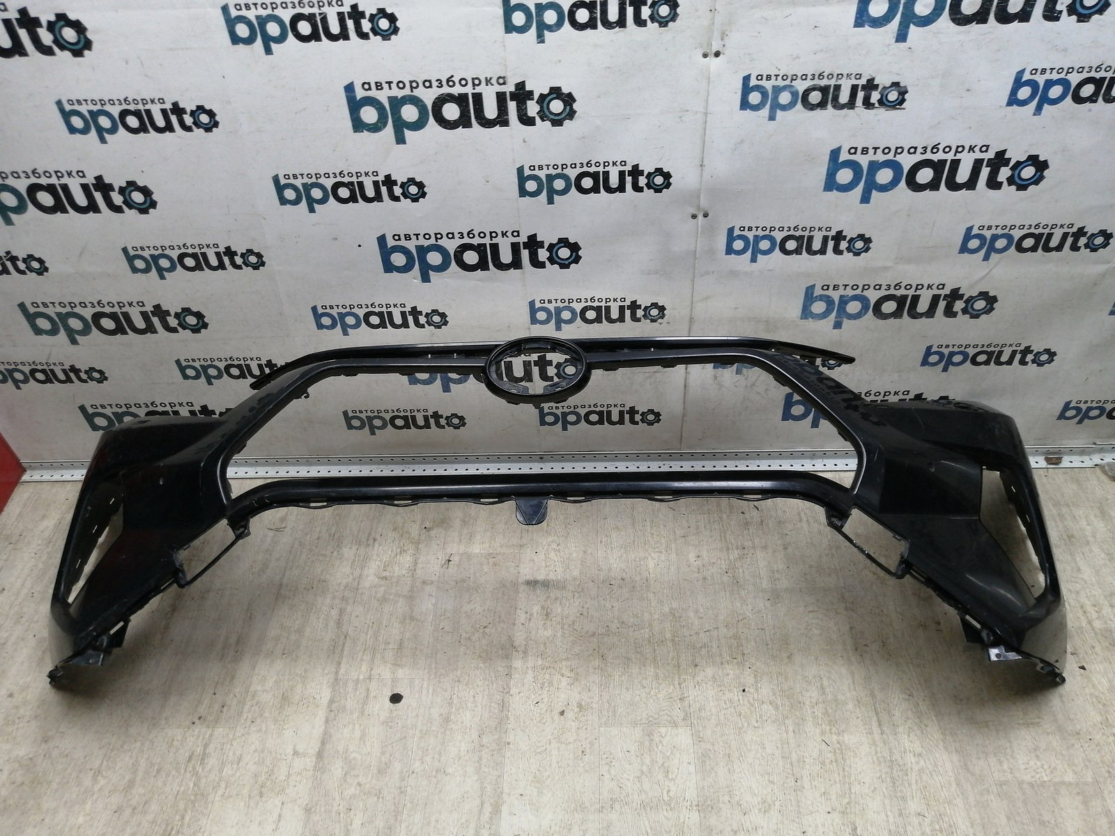 Пример детали Бампер передний; под паркт.; под омыват. (52119-0R280); Toyota Rav4 50 (2019 -2025) /BA000260/ БУ; Оригинал; Р1, Мелкий дефект; 