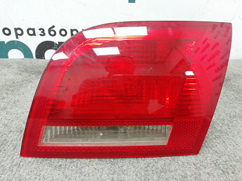 Фотография детали AA000355; Фонарь в крышку багажника правый (8P4 945 094 B) для Audi A3 II (8P) рест. 1 Sportback 5D (2004-2008)/БУ; Оригинал; Р0, Хорошее; . Фото номер 1