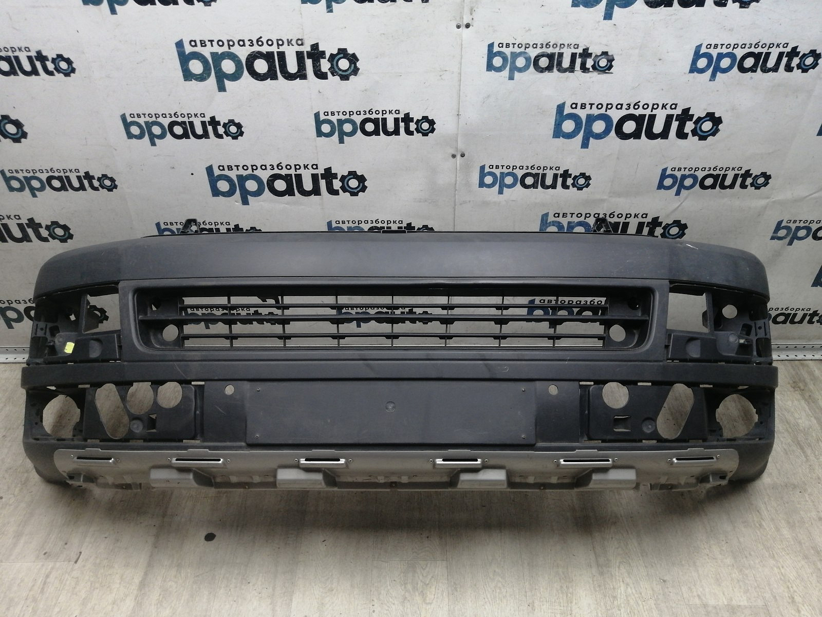 Пример детали Бампер передний; без паркт.; без омыват. (7E0807221); Volkswagen Transporter T5 рест. (2009-2015), Multivan T5 рест. (2009-2015), Caravelle T5 рест. (2009-2015) /AA045717/ БУ; Оригинал; Р1, Мелкий дефект; 