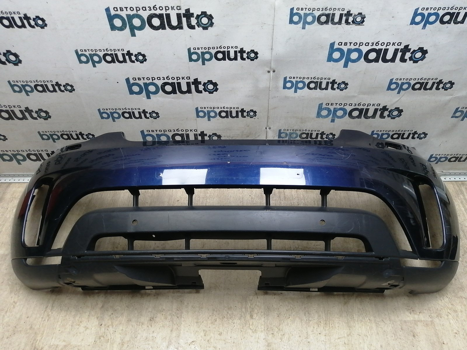 Пример детали Бампер передний; под паркт.; под омыват. (HY32-17F003-AAW); Land Rover Discovery V L462 (2017 - 2020) /AA045884/ БУ; Оригинал; Р1, Мелкий дефект; ДхШхВ 2,05х0,65х0,68; 