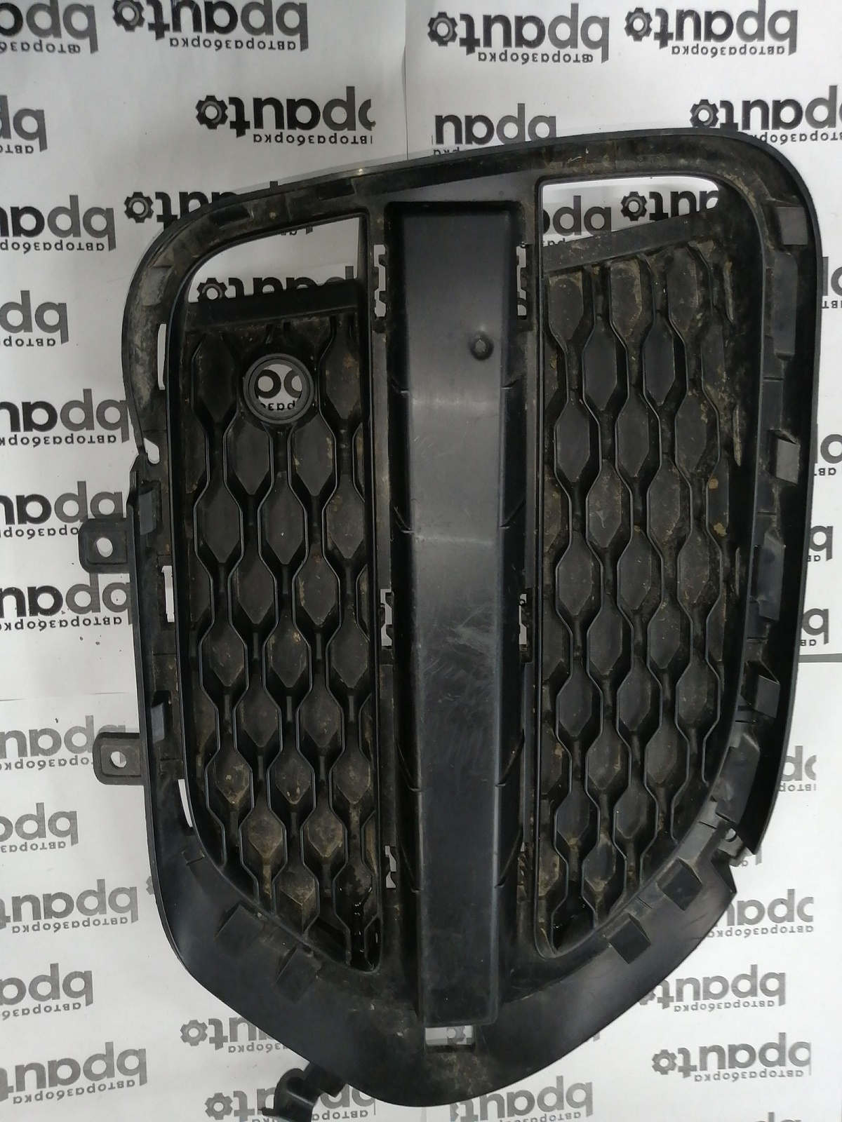 Фотография детали AA045542; Решетка переднего бампера правая; под паркт. (HK83-8B289-AA) для Jaguar F-Pace I (2016-2020)/БУ; Оригинал; Р0, Хорошее; . Фото номер 1