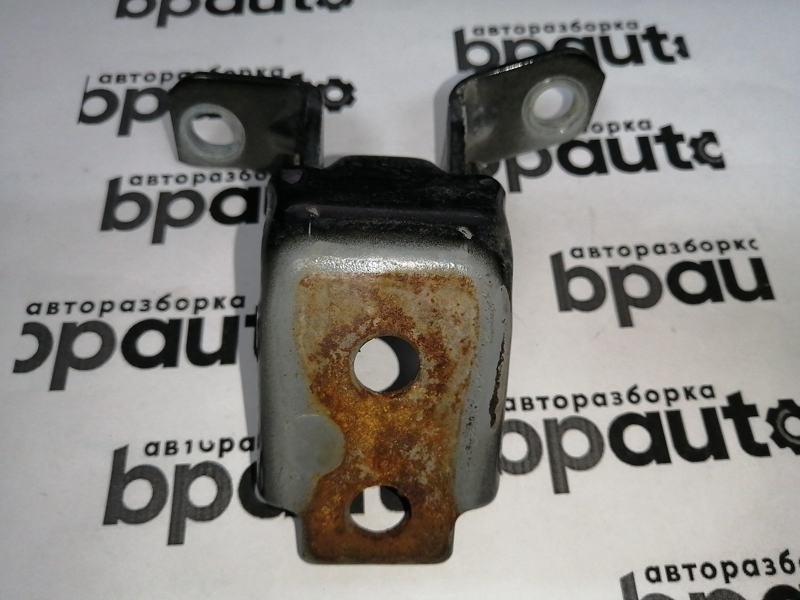 Пример детали Петля двери передняя левая верхняя (KD53-59210); Mazda 2 III (DJ) (2014-2019), 3 III (BM) Sedan (2013-2016), III (BM) рест. Sedan (2016-2018), III (BM) HB (2013-2016), III (BM) HB рест. (2016-2018), 6 III (GJ) (2012-2015), III (GJ) рест. (2015-2018), III (GJ) рест. 2 (2018-н.в.), CX-5 I (2011-2015), I рест. (2015-2017), II (2017-2021) /AA045167/ БУ; Оригинал; Р0, Хорошее; 