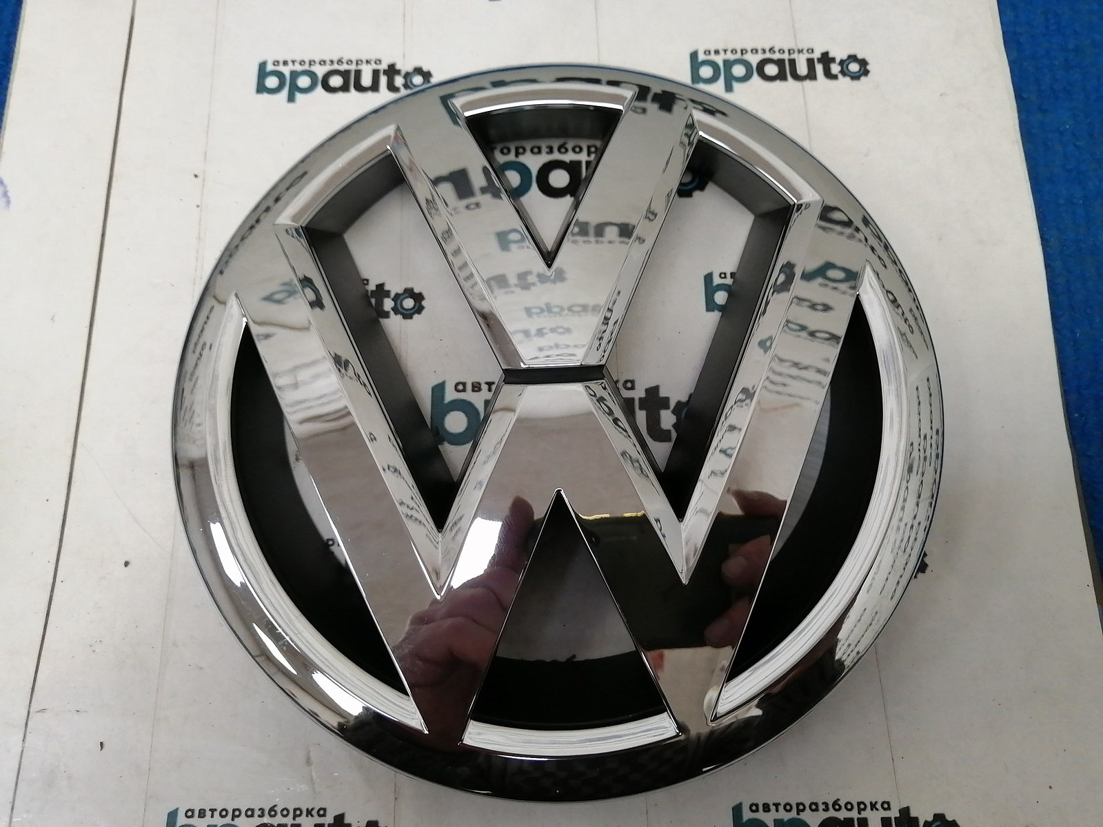 Фотография детали AA038052; Эмблема решетки радиатора (561853600) для Volkswagen Tiguan I рест. (2011- 2016)/Нов; Оригинал; . Фото номер 1