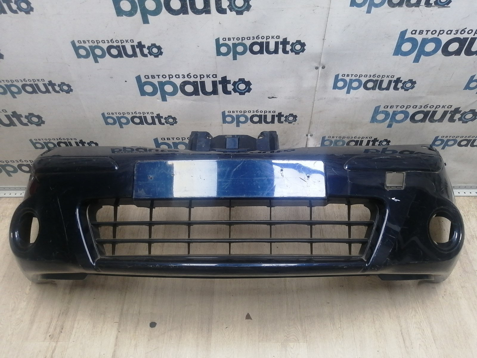 Пример детали Бампер передний; без паркт.; под омыват. (62022-BH10H); Nissan Note I рест. (2009-2013) /AA046011/ БУ; Оригинал; Р1, Мелкий дефект; 