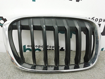 Фотография детали AA004516; Решетка радиатора правая, 7 перемычек (51137354824) для BMW Х1 II (F48) (2015-2019)/БУ; Оригинал; Р1, Мелкий дефект; . Фото номер 1