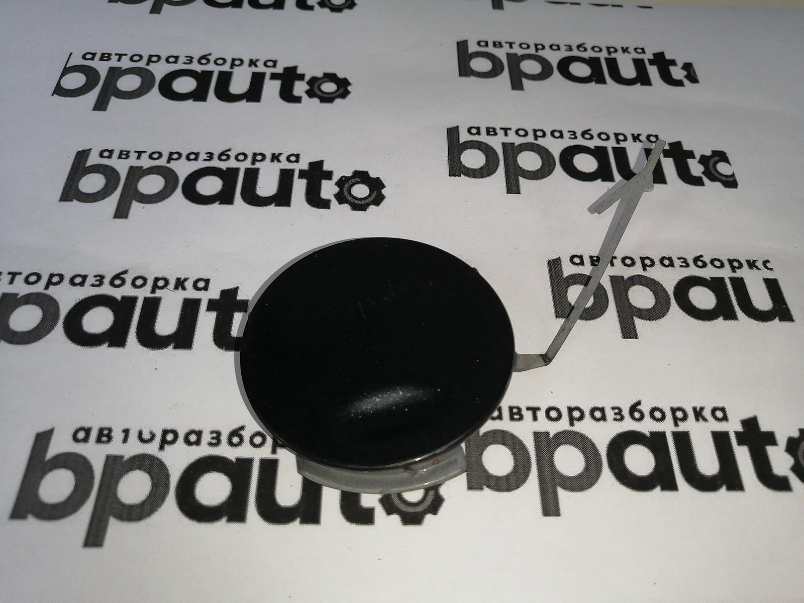 Пример детали Заглушка букс. крюка заднего бампера (13238745); Opel Insignia Liftback (2008 - 2014), Sedan (2008 - 2014) /AA045025/ БУ; Оригинал; Р1, Мелкий дефект;