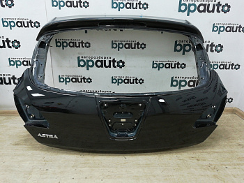 Пример детали Крышка багажника (13288625); Opel Astra J HB 5D (2010 - 2012), J рест. HB 5D (2012 - 2015) /AA009525/ БУ; Оригинал; Р0, Хорошее; (GAR, 22С) Черный перл.