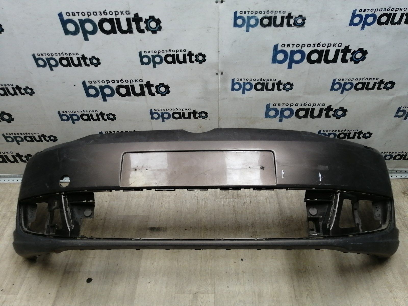 Пример детали Бампер передний; без паркт.; под омыват. (1T0 807 221 M); Volkswagen Touran II (2010-2015) /AA045691/ БУ; Оригинал; Р1, Мелкий дефект; 