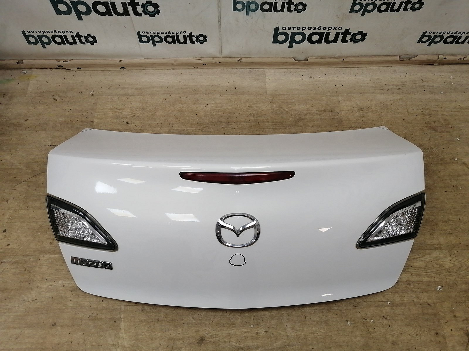 Пример детали Крышка багажника (BBY3-5261XB); Mazda 3 II (BL) Sedan (2009-2011), II (BL) рест. Sedan (2011-2013) /AA039138/ БУ; Оригинал; Р1, Мелкий дефект; 