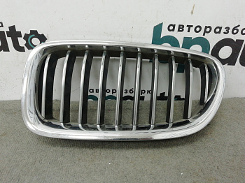 Фотография детали AA008407; Решетка радиатора левая, 10 перемычек (51137412323) для BMW 5 серия F10 F11/БУ; Оригинал; Р1, Мелкий дефект; . Фото номер 1