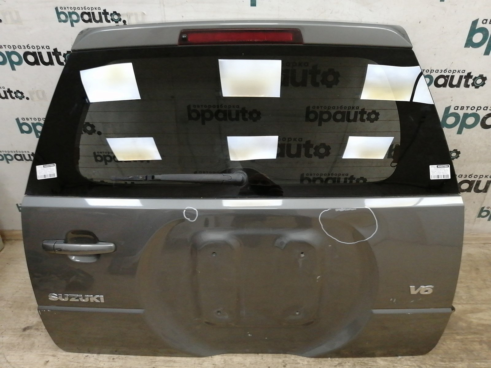Пример детали Крышка багажника (6910065830); Suzuki Grand Vitara III (2005 — 2008), III рест. (2009 — 2012), III рест.2 (2012 — 2015) /AA037084/ БУ; Оригинал; Р1, Мелкий дефект; ZDL, Серый