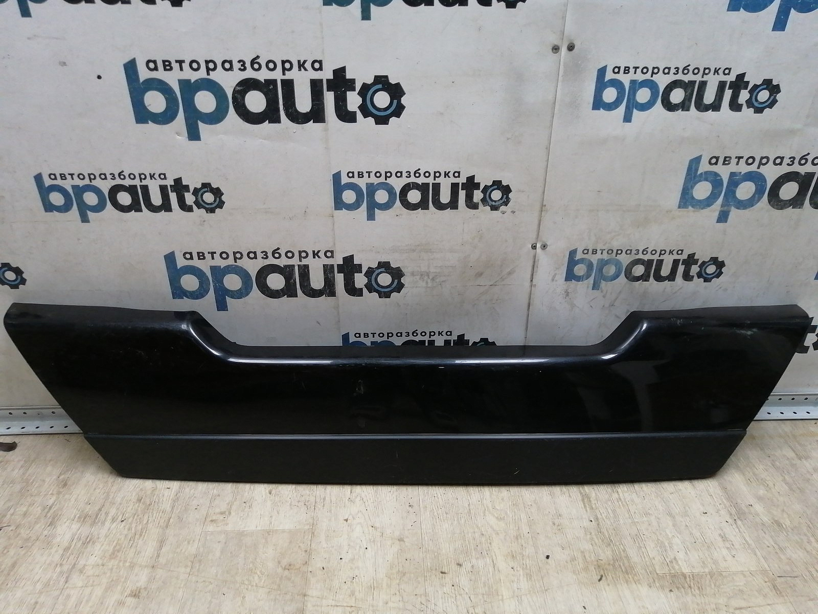 Пример детали Накладка крышки багажника нижняя, пластик (90901-JU00A); Nissan X-Trail II (T31) (2007-2011), II (T31) рест. (2011-2015) /AA045279/ БУ; Оригинал; Р1, Мелкий дефект; 