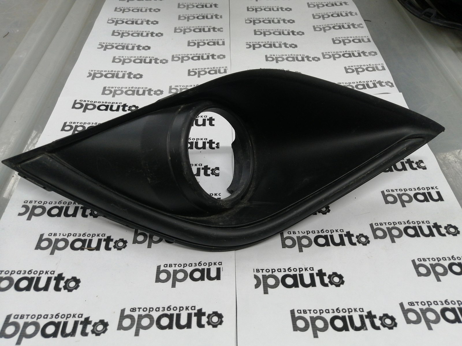 Пример детали Накладка ПТФ левая (6400G481); Mitsubishi Outlander III рест.2 (2015-2018), III рест.3 (2018-н.в.) /AA045552/ БУ; Оригинал; Р1, Мелкий дефект; 