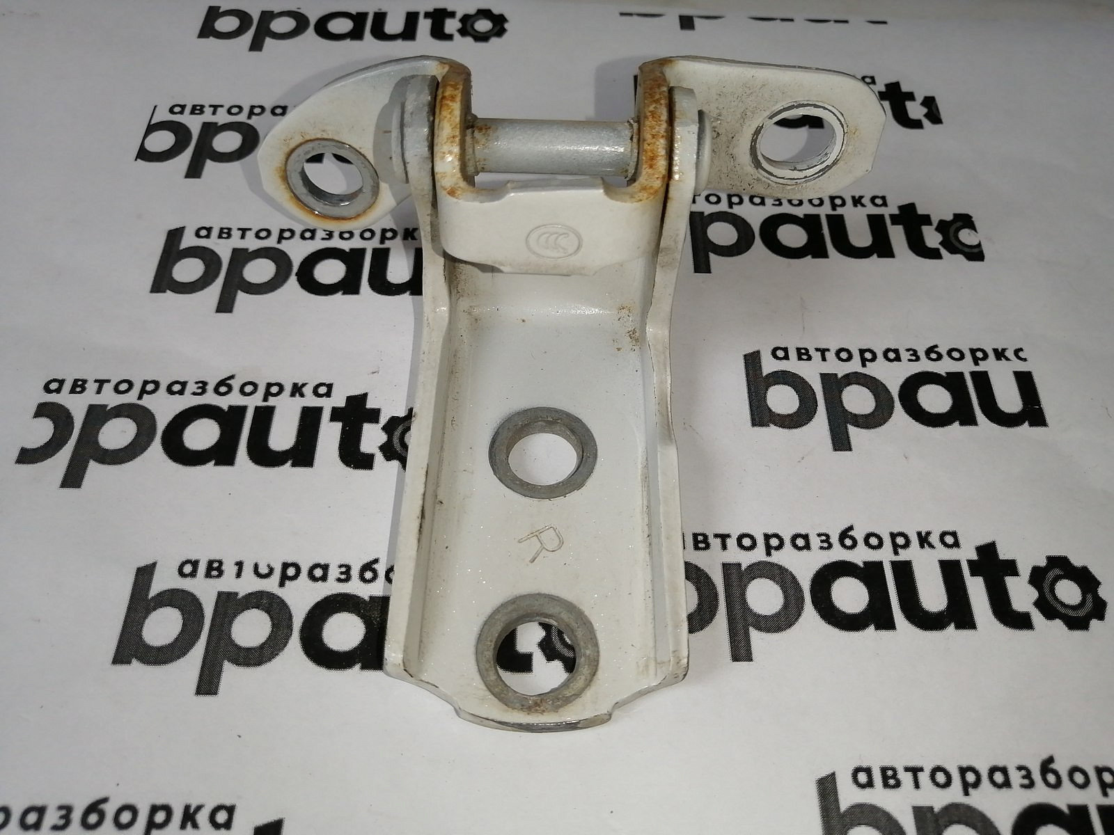 Фотография детали AA045129; Петля двери задняя правая нижняя (68770-52031)/БУ; Оригинал; Р0, Хорошее; . Фото номер 1
