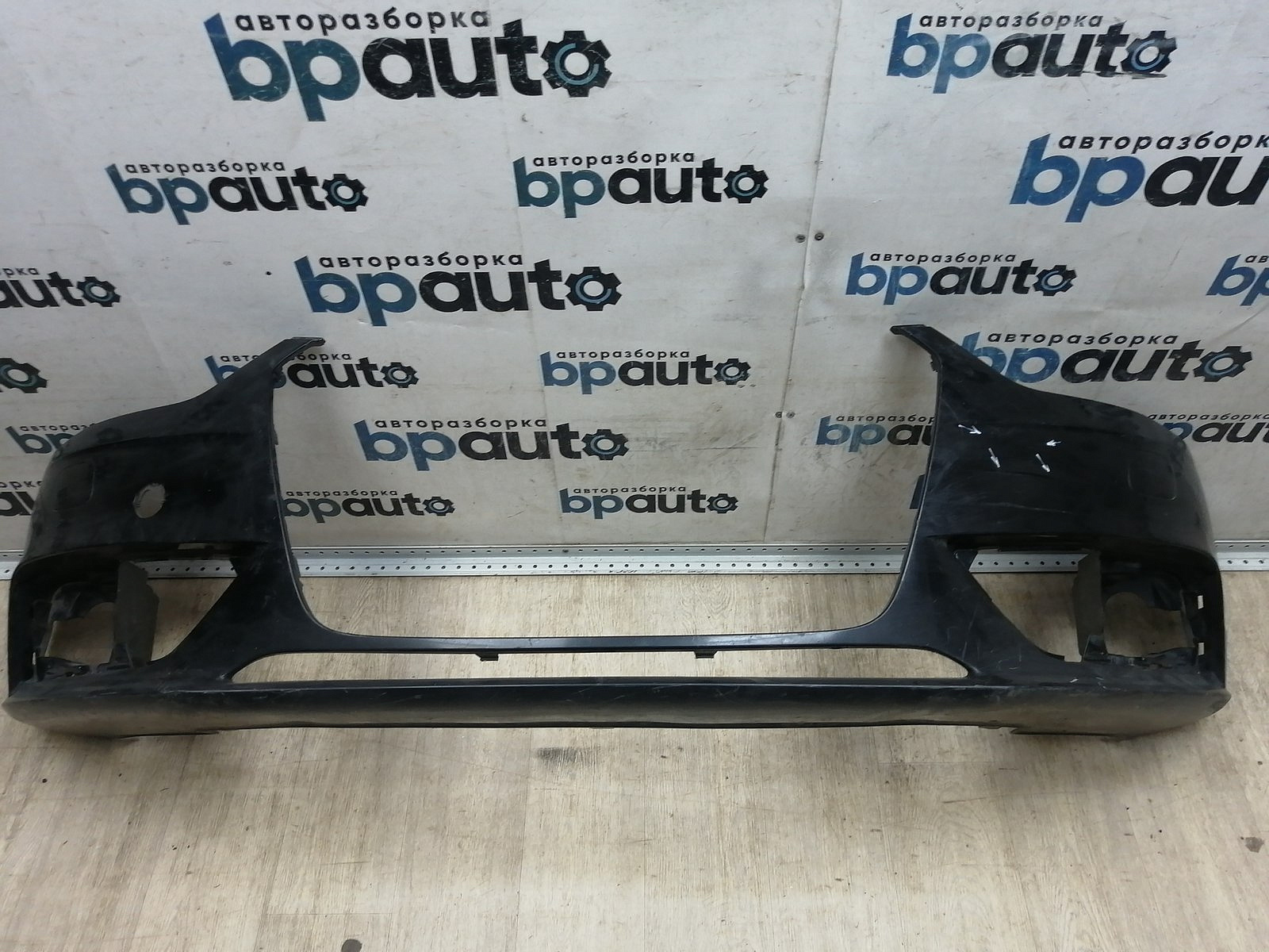 Пример детали Бампер передний; без паркт.; под омыват. (8K0 807 437 AC); Audi A4 IV (B8) рест. Sedan (2011-2015), IV (B8) рест. Wagon (2011-2015) /AA045603/ БУ; Оригинал; Р1, Мелкий дефект; 