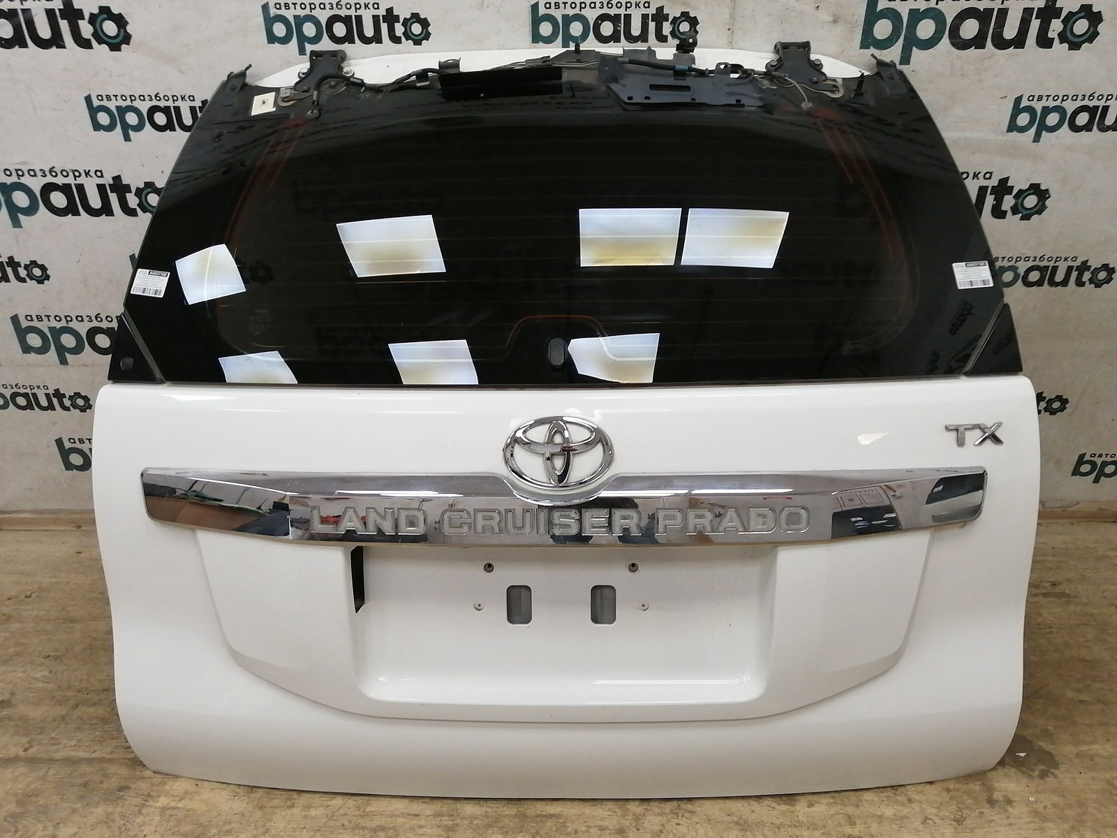 Пример детали Крышка багажника (67005-60F90); Toyota Land Cruiser Prado 150 рест. (2013 — 2017) /AA037108/ БУ; Оригинал; Р0, Хорошее; (040) Белый