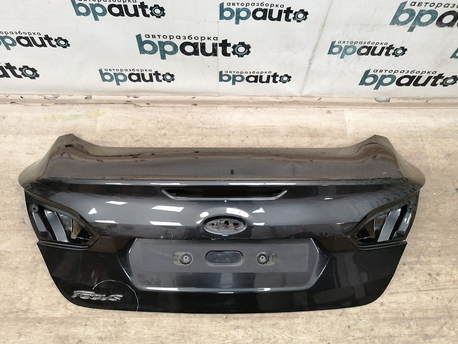 Фотография детали AA039246; Крышка багажника (F1EB-F40617-AB) для Ford Focus III Sedan рест. (2015- 2019)/БУ; Оригинал; Р1, Мелкий дефект; . Фото номер 1